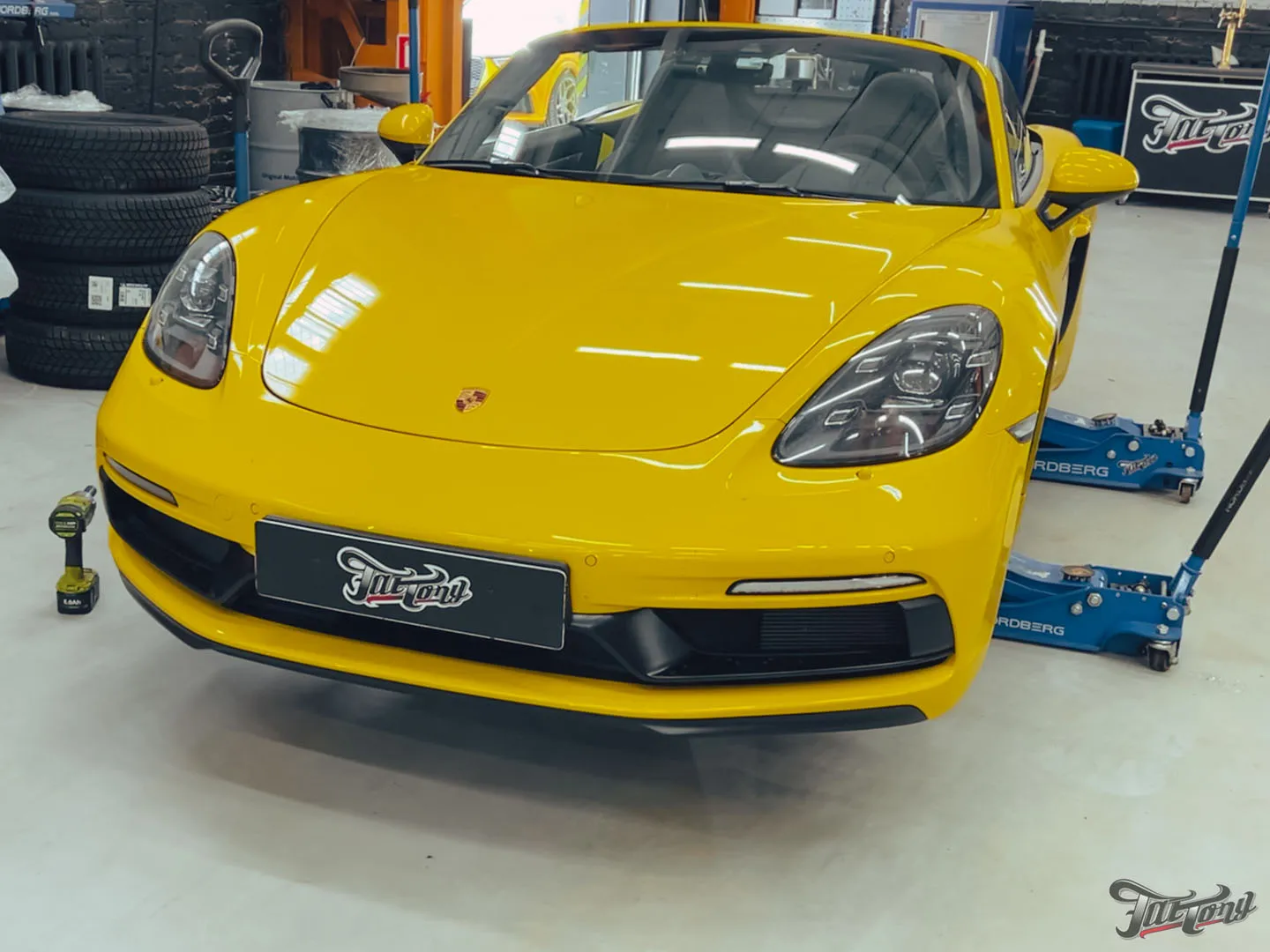 Фирменный шиномонтаж с адаптацией на стендах Hunter для Porsche Boxster